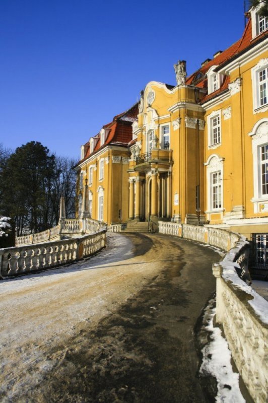 Pałac Ludwika Karola von Ballestrema w Kochcicach nr 7 (Podjazd do wejścia głównego, na ziemi śnieg, w tle główne wejście)