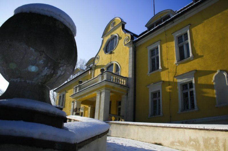 Pałac Ludwika Karola von Ballestrema w Kochcicach nr 5 (Podjazd do wejścia głównego, na ziemi śnieg, w tle główne wejście)