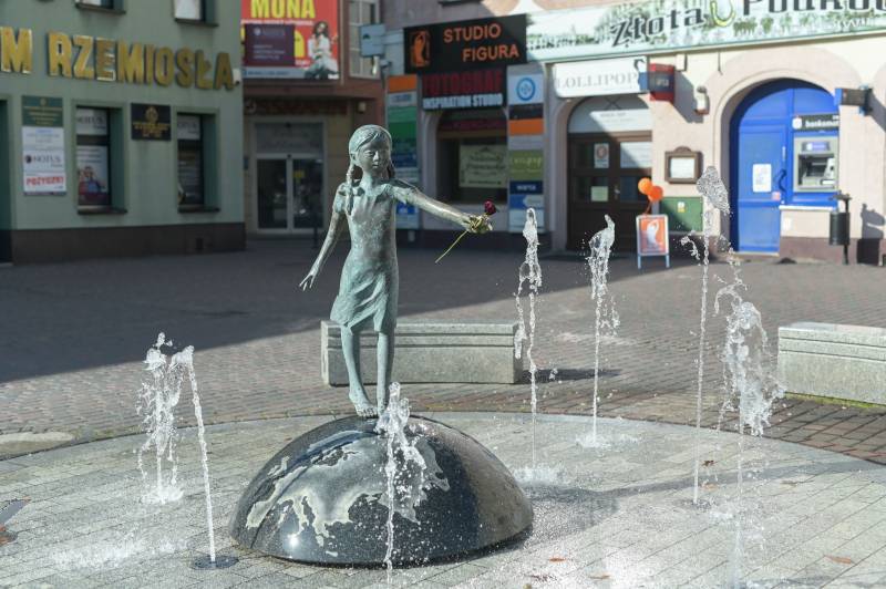 Rynek - Plac Konrada Mańki zdj 3 (Fontanna w środku posąg św. Edyty Stein z dzieciństwa)