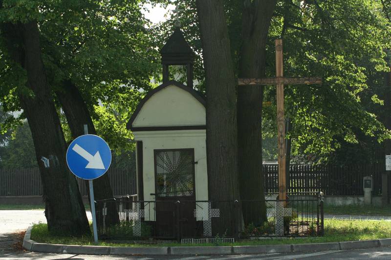 Kapliczka Św. Jana w Lisowie z przełomu XIX i XX wieku, (widok frontalny kapliczki oraz krzyża)