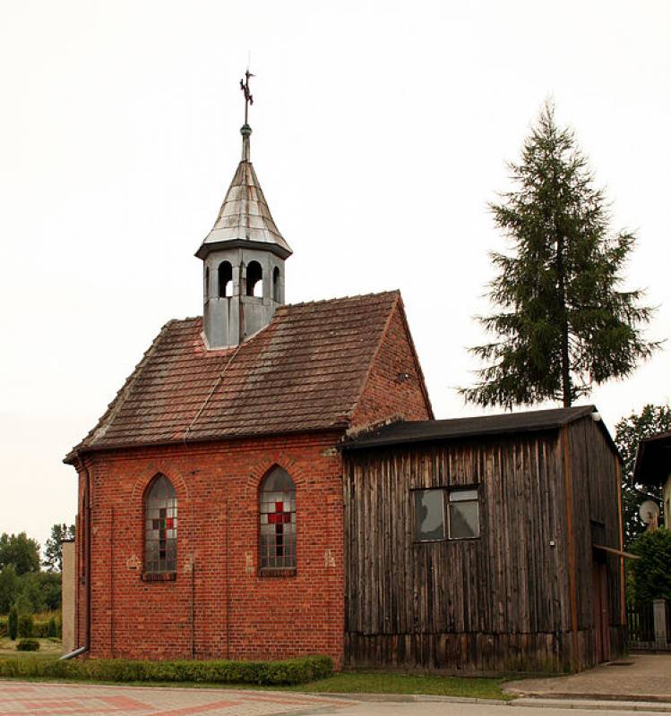 Kapliczka św. Anny (widok murowanej kapliczki wraz z drewnianą dobudową)