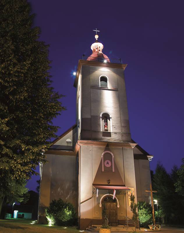 Kościół pod wezwaniem św. Wawrzyńca z 1823r. (widok kościoła od strony frontalnej, podświetlony nocą)