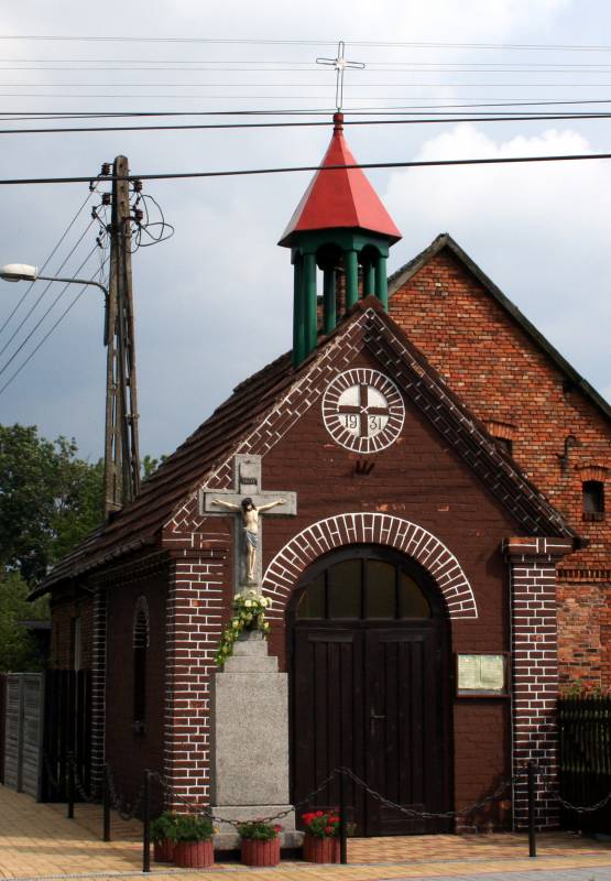 Kapliczka w Kalinie wybudowana na przełomie XIX i XX wieku (widok frontalny kapliczki oraz krzyża)