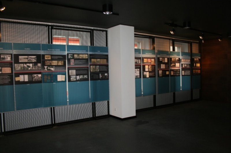 Muzeum Pro memoria Edith Stein nr 7 (Duża sala w muzeum na ścianach wystawa fotografii)