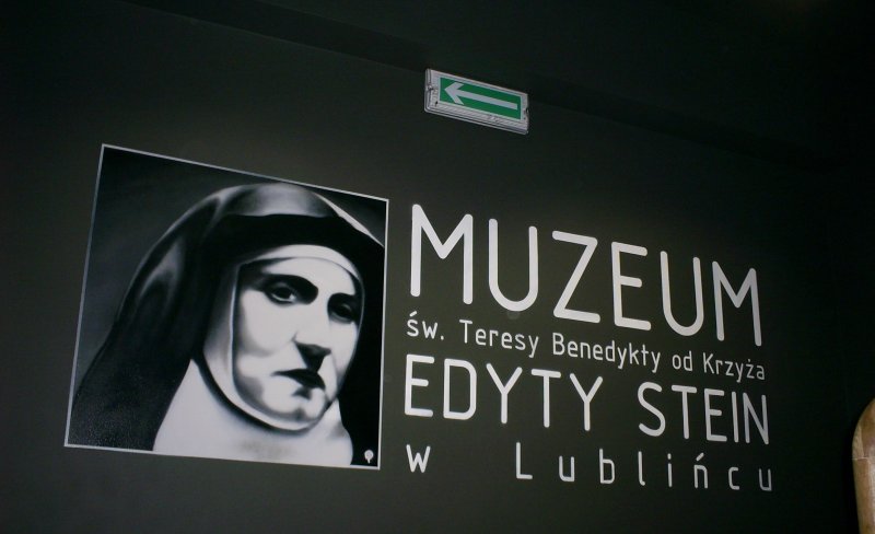 Muzeum Pro memoria Edith Stein nr 10 (Szyld z nazwą muzeum obok twarz św. Edyty)