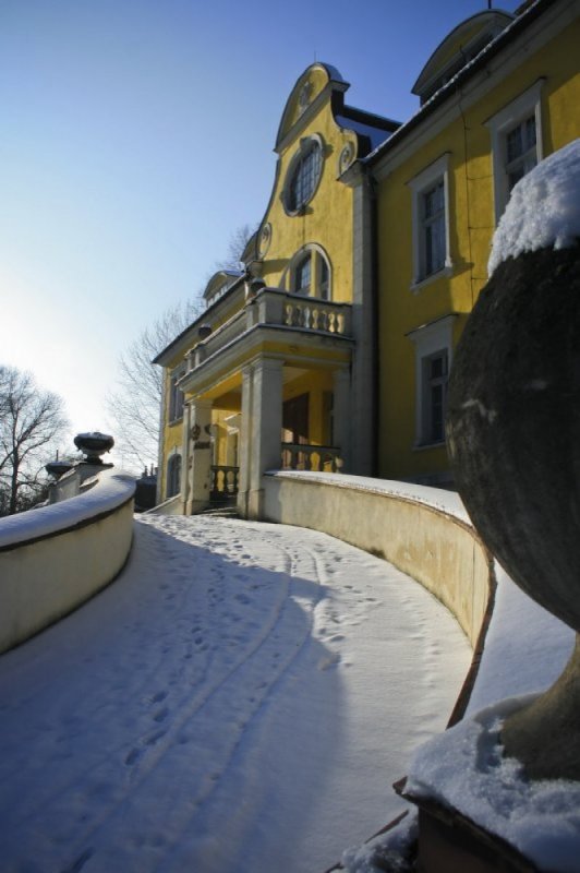 Pałac Ludwika Karola von Ballestrema w Kochcicach nr 4 (Podjazd do wejścia głównego, na ziemi śnieg, w tle główne wejście)