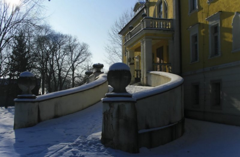 Pałac Ludwika Karola von Ballestrema w Kochcicach nr 6 (Podjazd do wejścia głównego, na ziemi śnieg, w tle główne wejście)