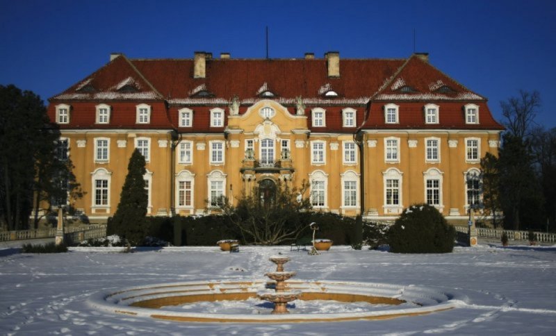 Pałac Ludwika Karola von Ballestrema w Kochcicach nr 2 (Płac od strony frontowej, przed budynkiem nieczynna fontanna, wokół śnieg)