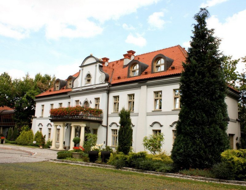 Pałac w Czarnym Lesie nr 23 (Frontowa część pałacu widoczna z prawego rogu budynku)