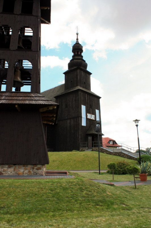 Kościół Narodzenia Najświętszej Maryi Panny w Gwoździanach nr 8 (Widok kościoła i dzwonnicy)