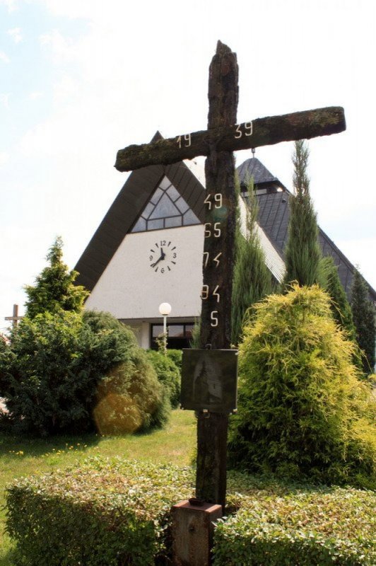 Parafia Trójcy Świętej w Ciasnej nr 2 (Krzyż przed kościołem)