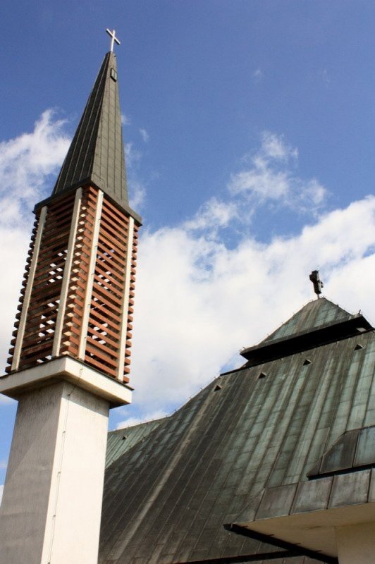 Parafia Trójcy Świętej w Ciasnej nr 4 (Wieża z zabudowanymi dzwonami w tle dach kościoła)