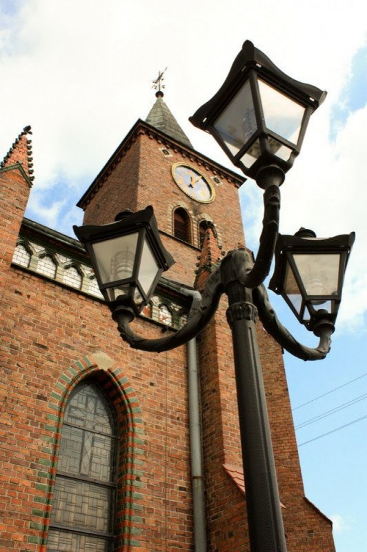 Kościół pw. św. Jana Nepomucena w Sierakowie Śląskim nr 3 (Widok na zegar z wieży kościoła)
