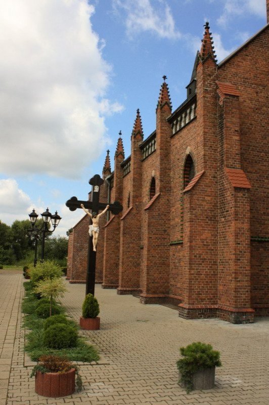 Kościół pw. św. Jana Nepomucena w Sierakowie Śląskim nr 8 (Widok na krzyż z boku kościola)