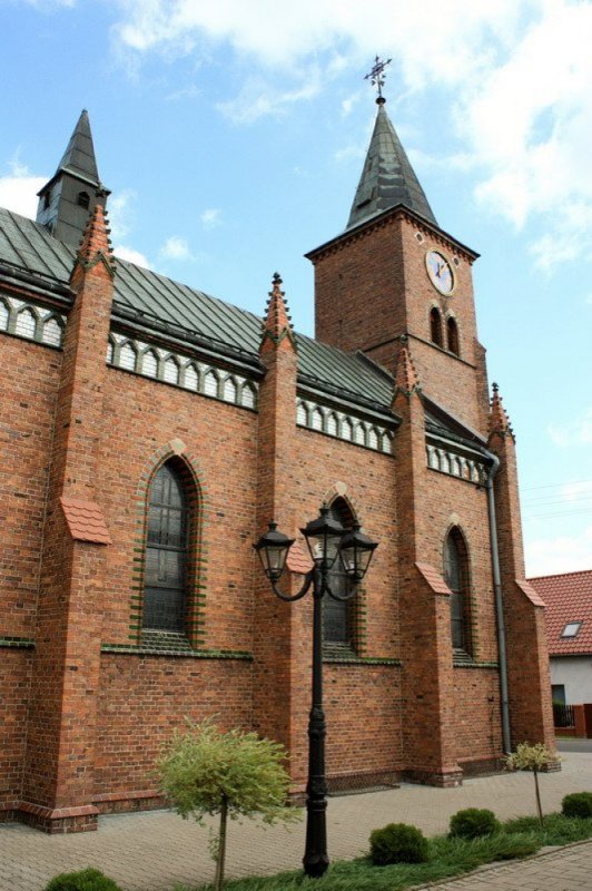 Kościół pw. św. Jana Nepomucena w Sierakowie Śląskim nr 4 (Widok kościoła z boku)