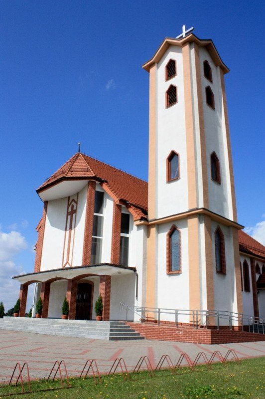 Kościół p.w. św. Urbana w Wędzinie nr 2 (Widok z boku na wieżę kościoła)