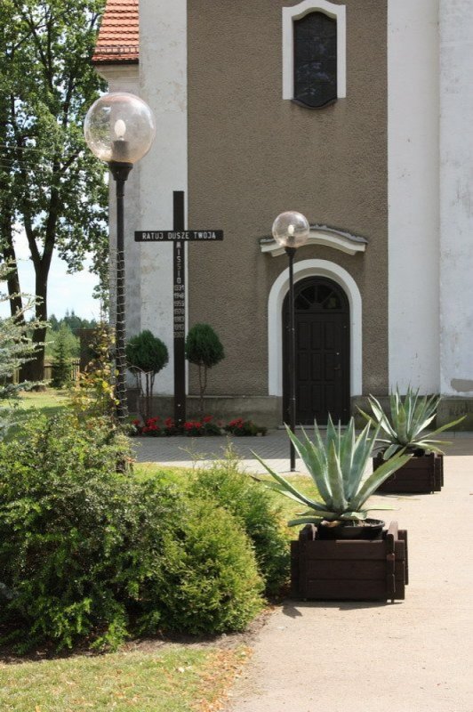 Kościół p.w. św. Krzyża w Zborowskiem nr 2 (Boczne wejście do kościoła z boku wolno stojący krzyż)