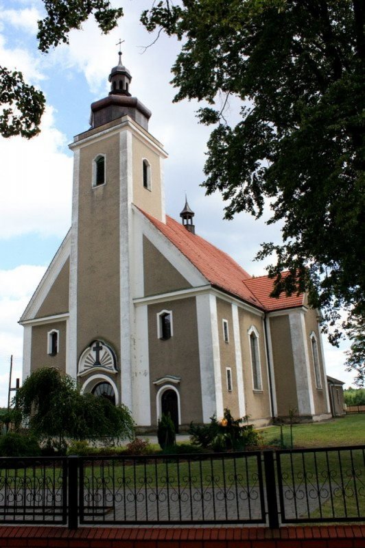Kościół p.w. św. Krzyża w Zborowskiem nr 3 (Widok kościoła od strony frontowe z za płotu)