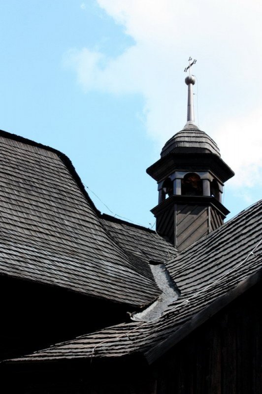 Parafia pw. Świętej Trójcy w Koszęcinie nr 4 (Widok na dach w tle wieża kościoła)