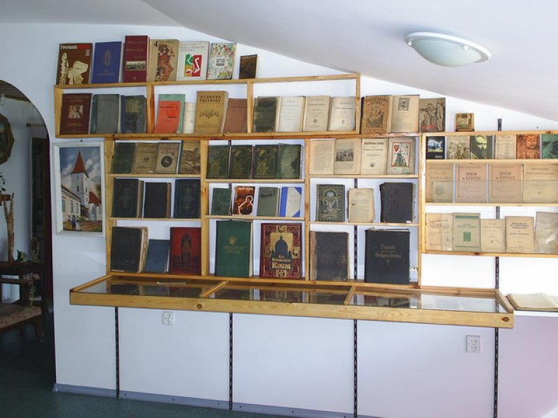 Ośrodek Kultury i Edukacji Kulturalnej U Myrcika nr 34 (Wnętrze ośrodka - stare książki)