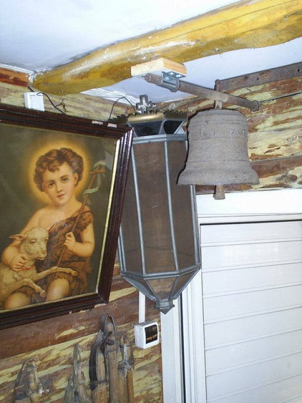 Ośrodek Kultury i Edukacji Kulturalnej U Myrcika nr 46 (Wnętrze ośrodka - obrazy religijne)