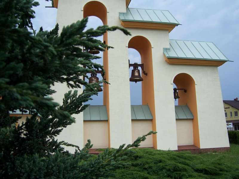 Parafia św. Teresy Benedykty od Krzyża nr 3 (Dzwony obok kościoła)