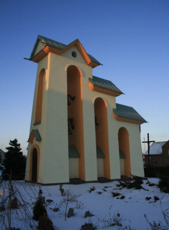 Parafia św. Teresy Benedykty od Krzyża nr 2 (Dzwony obok kościoła)