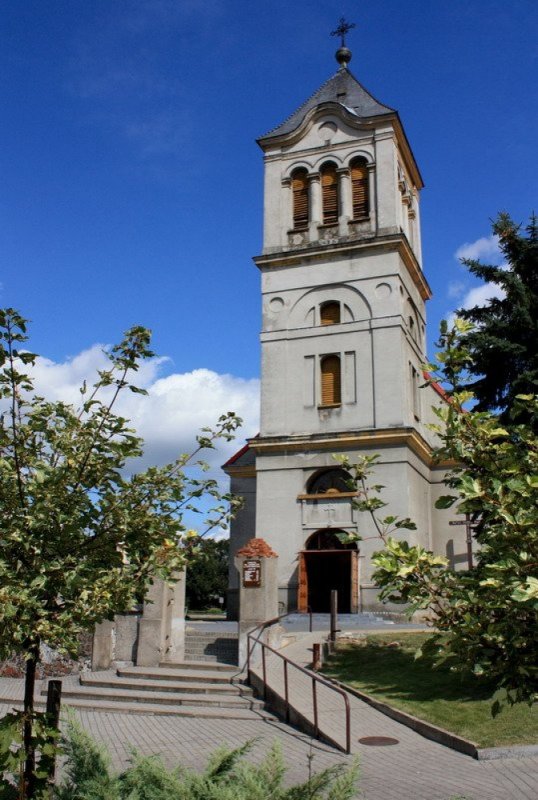 Parafia św. Katarzyny Dziewicy i Męczennicy w Pawonkowie nr 4 (Główne wejście od frontu, widok na wieżę)