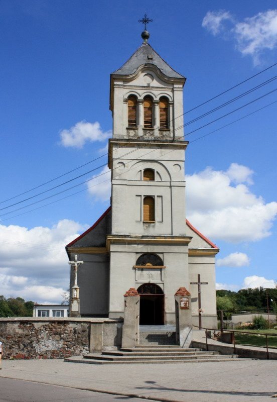 Parafia św. Katarzyny Dziewicy i Męczennicy w Pawonkowie nr 3 (Główne wejście od frontu, widok na wieżę)