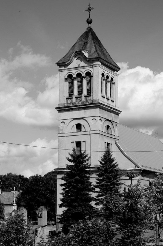 Parafia św. Katarzyny Dziewicy i Męczennicy w Pawonkowie nr 6 (Widok na wieżę, wersja czarno biała)