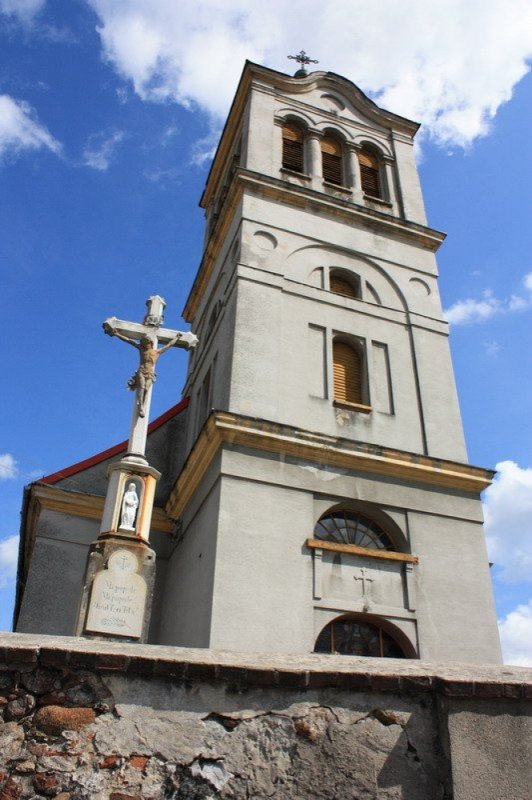 Parafia św. Katarzyny Dziewicy i Męczennicy w Pawonkowie nr 2 (Główne wejście od frontu, widok na wieżę i krzyż)