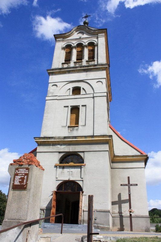 Parafia św. Katarzyny Dziewicy i Męczennicy w Pawonkowie nr 5 (Główne wejście od frontu, widok na wieżę)