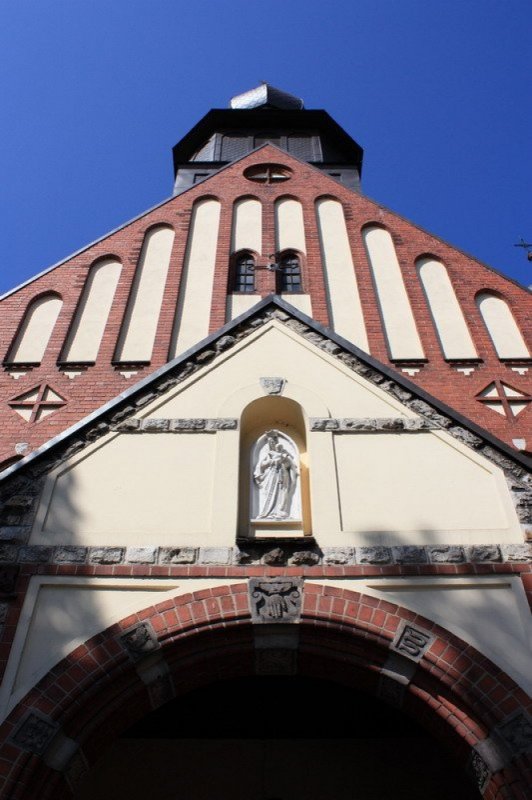 Parafia Najświętszego Serca Pana Jezusa w Koszęcinie nr 9 (Frontowa ściana z widokiem na figurkę nad wejściem)