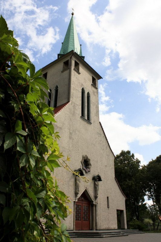 Parafia Św. Jadwigi Śląskiej w Łagiewnikach Małych nr 3 (Wejście do kościoła widok z boku)