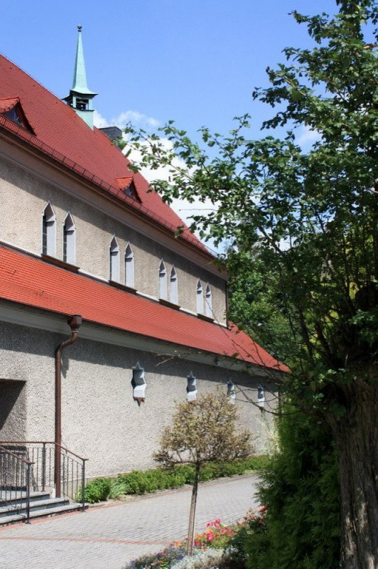 Parafia Św. Jadwigi Śląskiej w Łagiewnikach Małych nr 4 (Widok z boku na kościół)