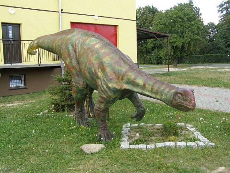 Muzeum Paleontologiczne w Lisowicach nr 12 (Dinozaur na zewnątrz budynku)