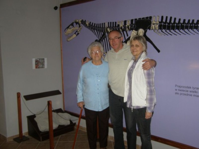 Muzeum Paleontologiczne w Lisowicach nr 6 (Wnętrze muzeum z turystami wokół eksponaty)