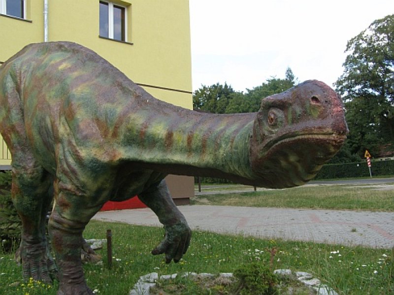 Muzeum Paleontologiczne w Lisowicach nr 13 (Dinozaur na zewnątrz budynku)
