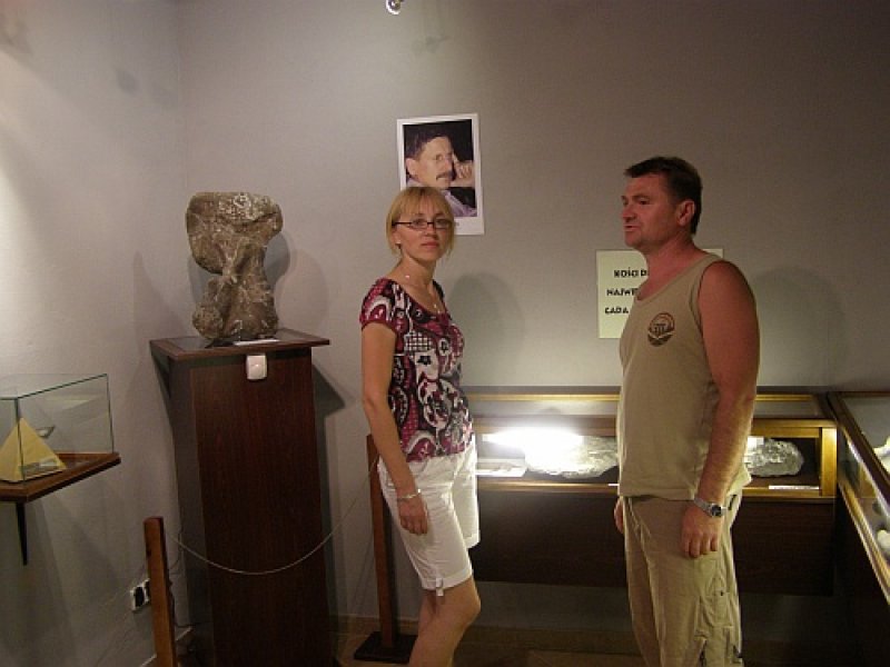 Muzeum Paleontologiczne w Lisowicach nr 2 (Wnętrze muzeum z turystami wokół eksponaty)