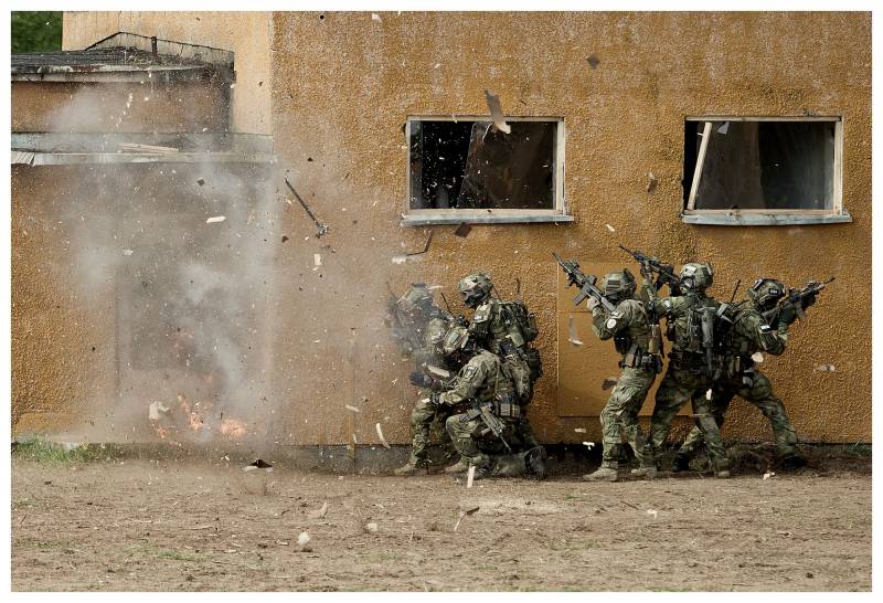 Jednostka Wojskowa Komandosów w Lublińcu nr 5 (Żołnierze podczas akcji treningowej, wysadzając drzwi wejściowe do budynku)