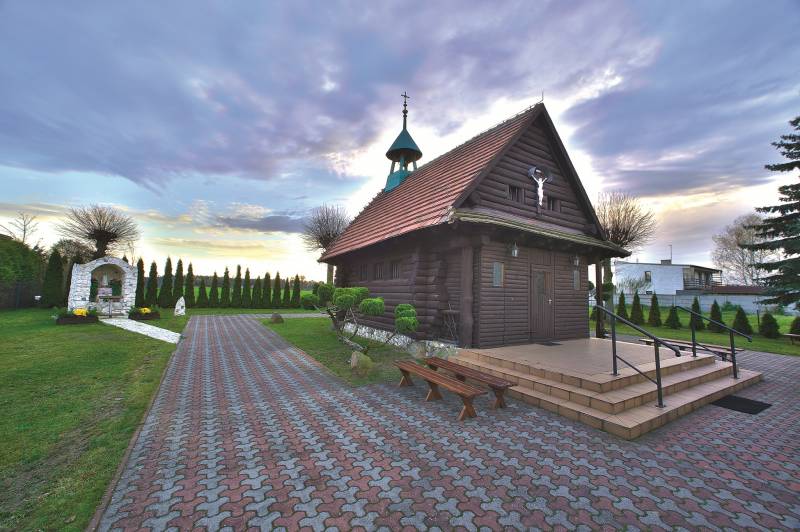 Kościół Matki Boskiej Fatimskiej w Pawełkach nr 2 (Mały drewniany kościół i przykościelna kapliczka)