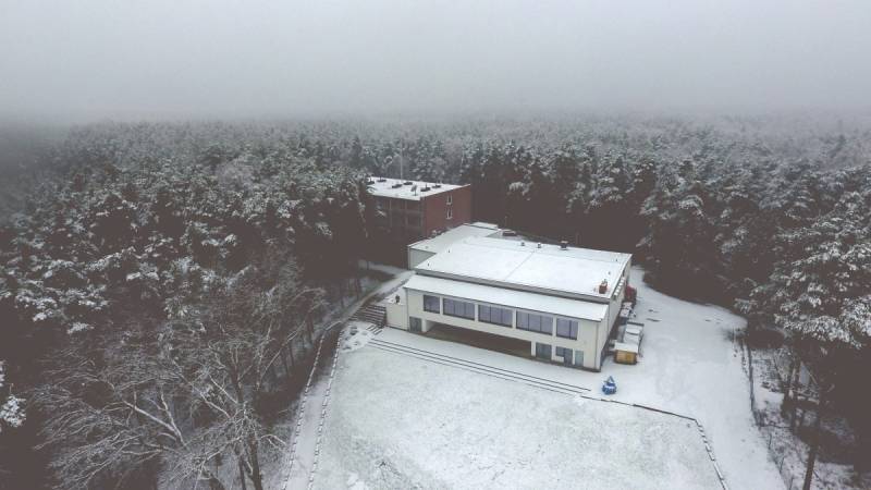 Oblackie Centrum Młodzieży NINIWA nr 3 (Widok z góry na budynek Oblackiego Centrum Młodzieży NINIWA w czasie zimy. Budynek otoczony lasem. Ziemia pokryta śniegiem.)