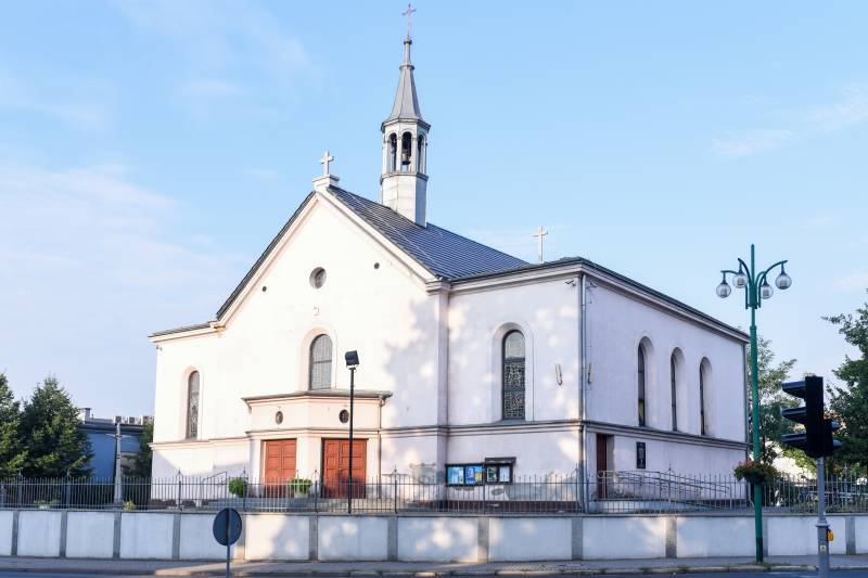 Kościół p.w. Podwyższenia Krzyża Świętego nr 2 (Widok budynku kościoła od strony skrzyżowania)