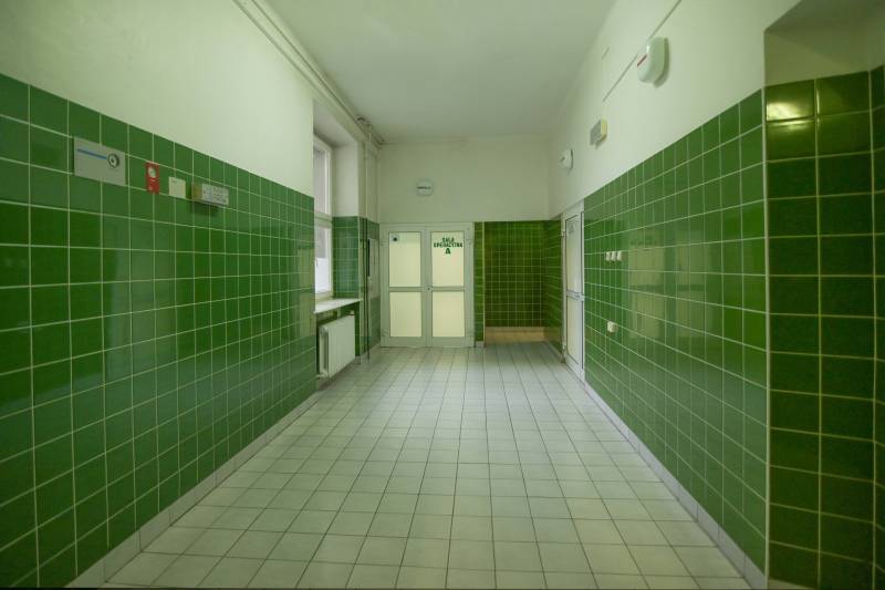 Budynek Szpitalny nr 7 (Korytarz na salę operacyjną, na ścianach zielone kafelki)
