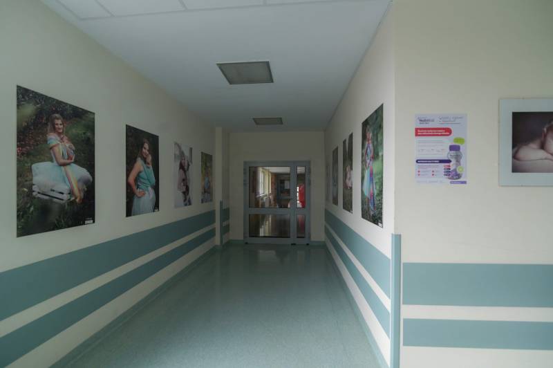 Budynek Szpitalny nr 15 (Korytarz wejściowy na nową część szpitala, na ścianach obrazy matek ze swoimi pociechami)