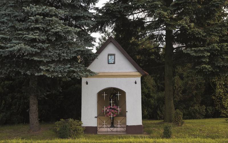 Kapliczka św. Floriana (widok małej przydrożnej kapliczki, w środku figura św. Floriana)