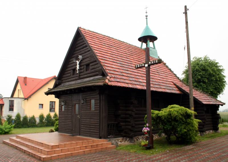 Kościół Matki Boskiej Fatimskiej w Pawełkach (widok malutkiego, drewnianego kościółka od strony frontalnej)