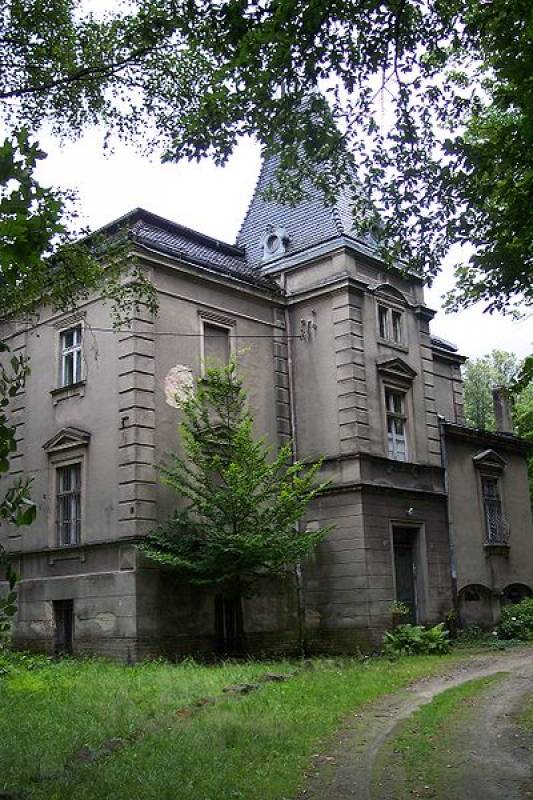 Zespół Pałacowo-Parkowy w Sierakowie Śląskim (widok fasady budynku, w tle park)