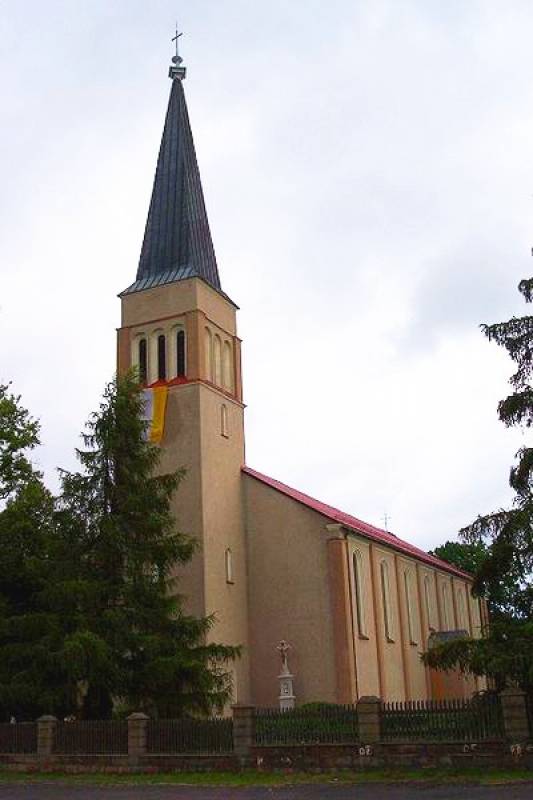 Kościół p.w. św. Piotra i Pawła w Sierakowie Śląskim (widok fasady kościoła i przykościelnego krzyża)